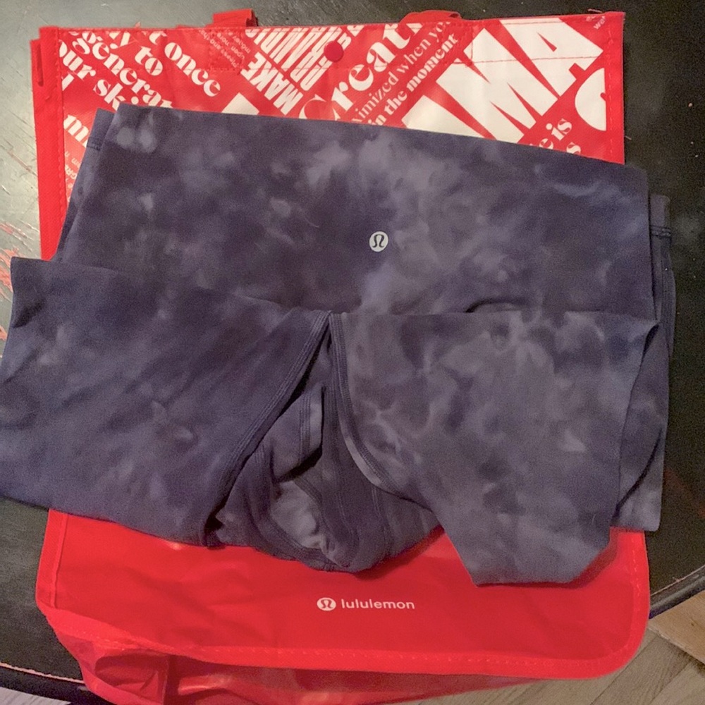 Lululemon 3/4 leggings. Been worn 6 times max. No holes, rips.